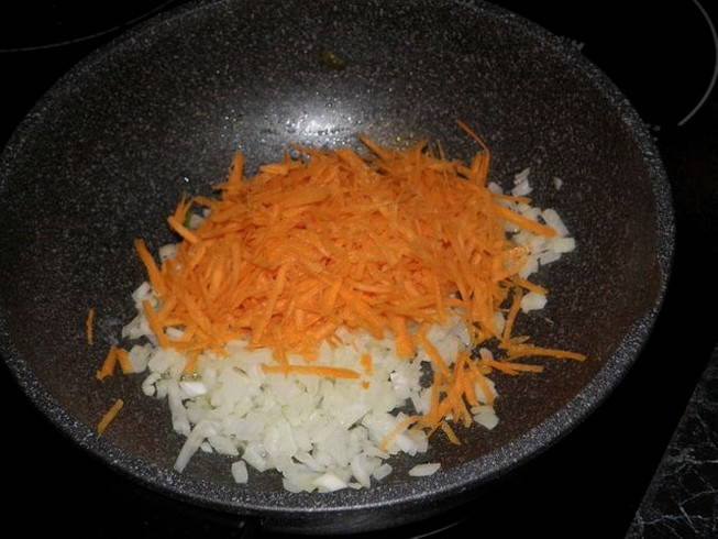 Пассировка лука и моркови. пассеровка - это кулинарный процесс. пренебрегать сахаром во время приготовления несладких блюд