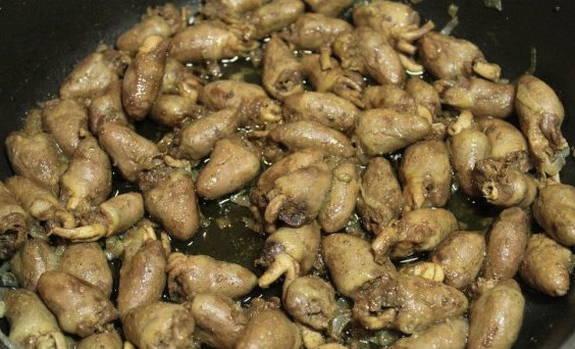 Куриные сердечки в сметане и луке тушеные на сковороде