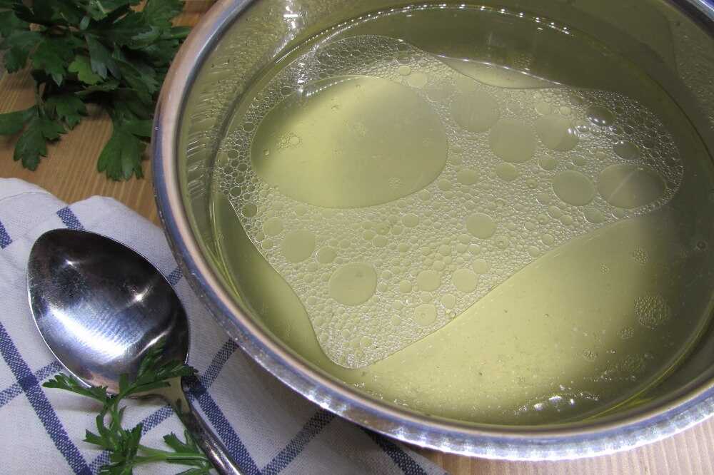 Зачем сливать первую воду при варке бульона?