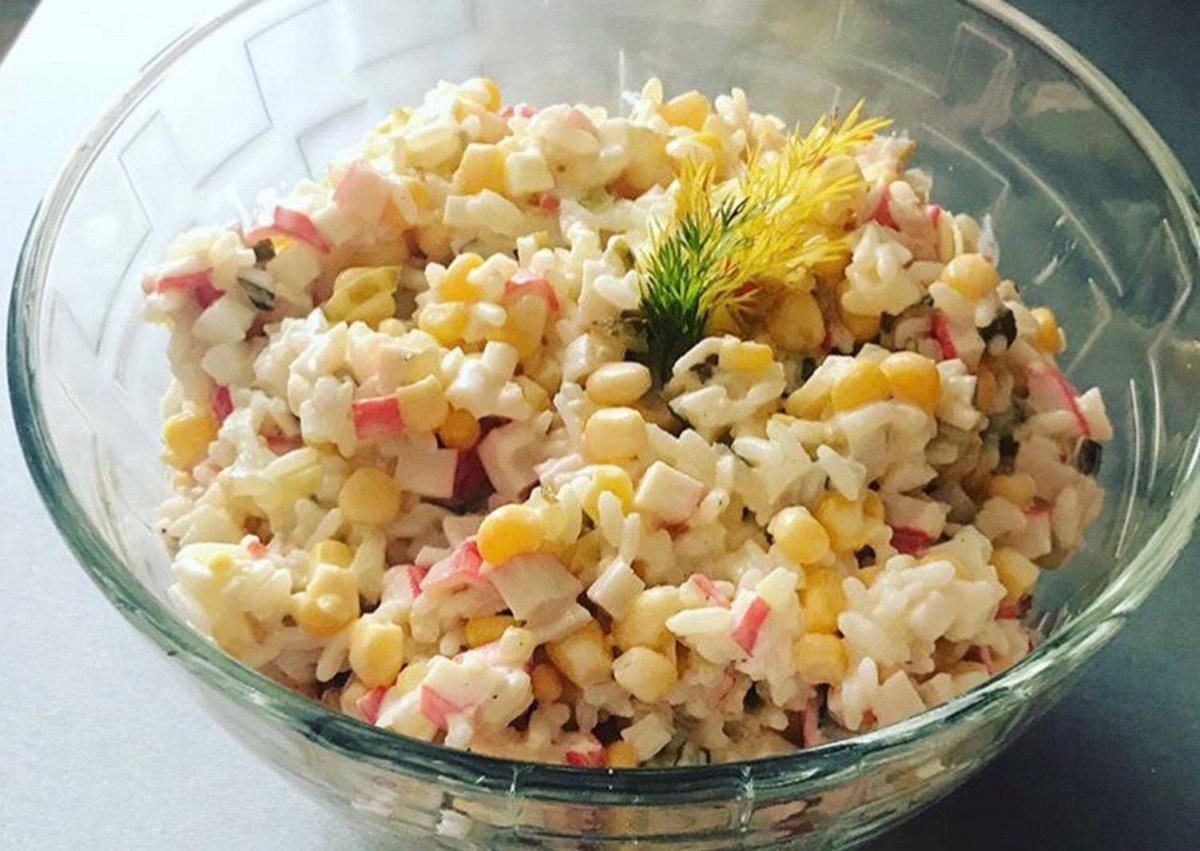 Салат с крабовыми палочками и кукурузой: 5 классических рецептов