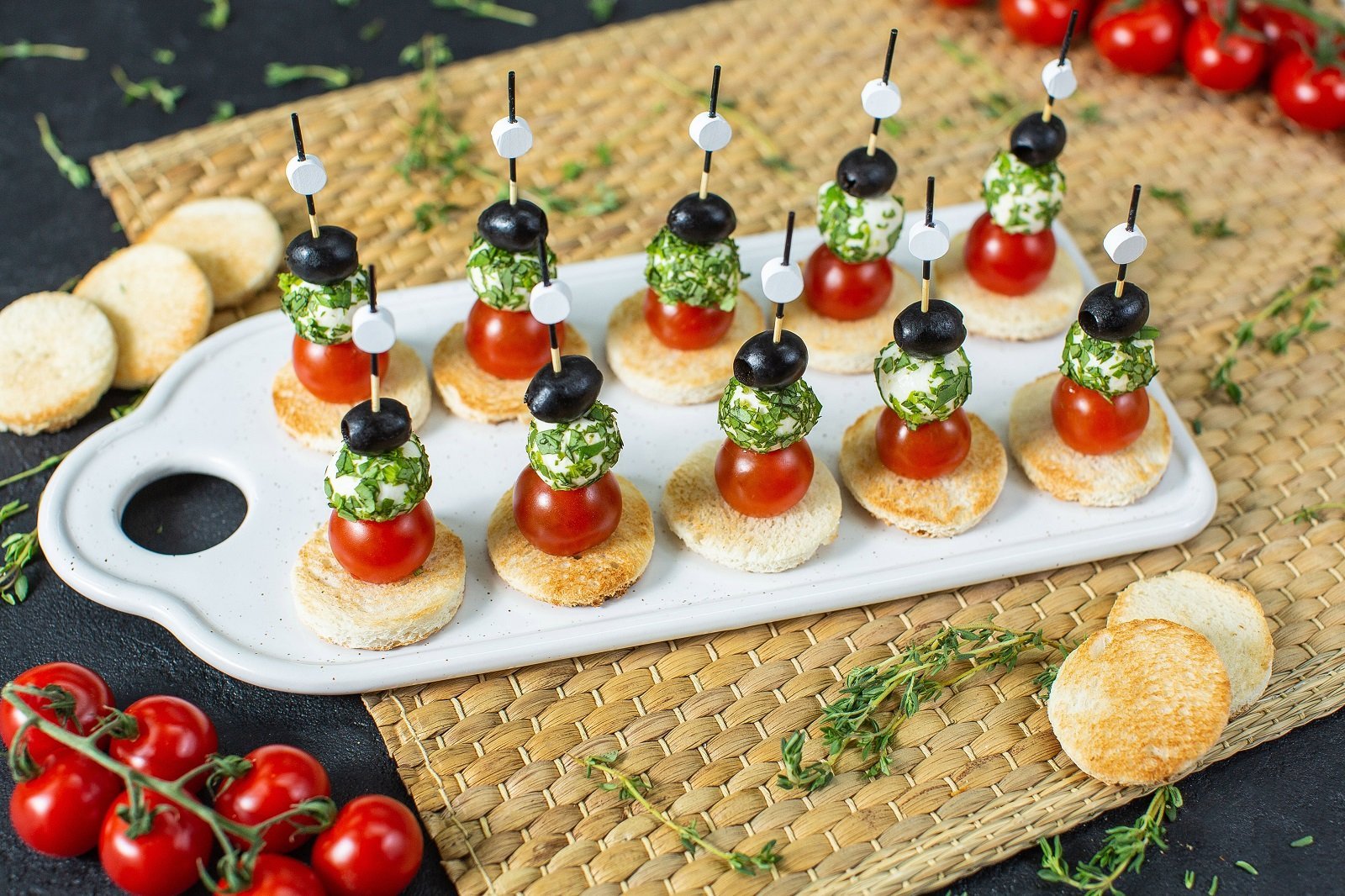 Канапе на шпажках для праздничного стола - 20 простых и вкусных рецептов