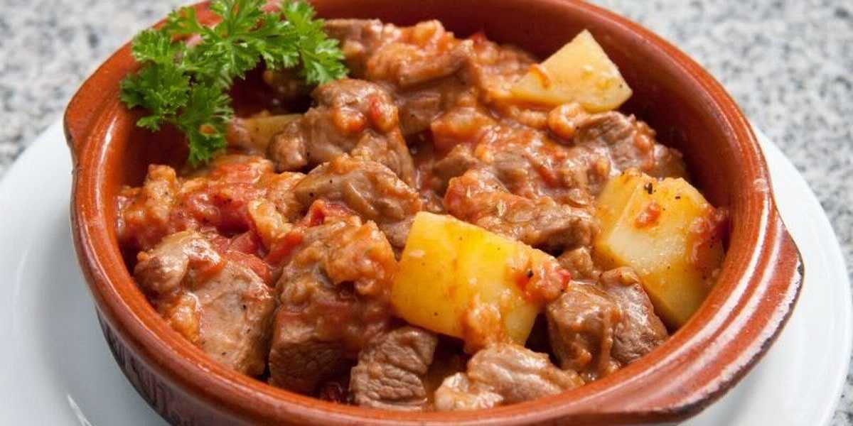 Тушеная баранина с картошкой и овощами в казане или кастрюле