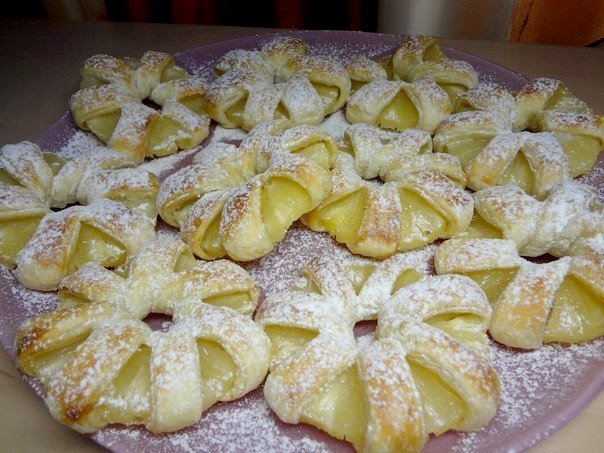Дрожжевое слоеное тесто с ананасом кусочками. кольца ананасов в слоёном тесте