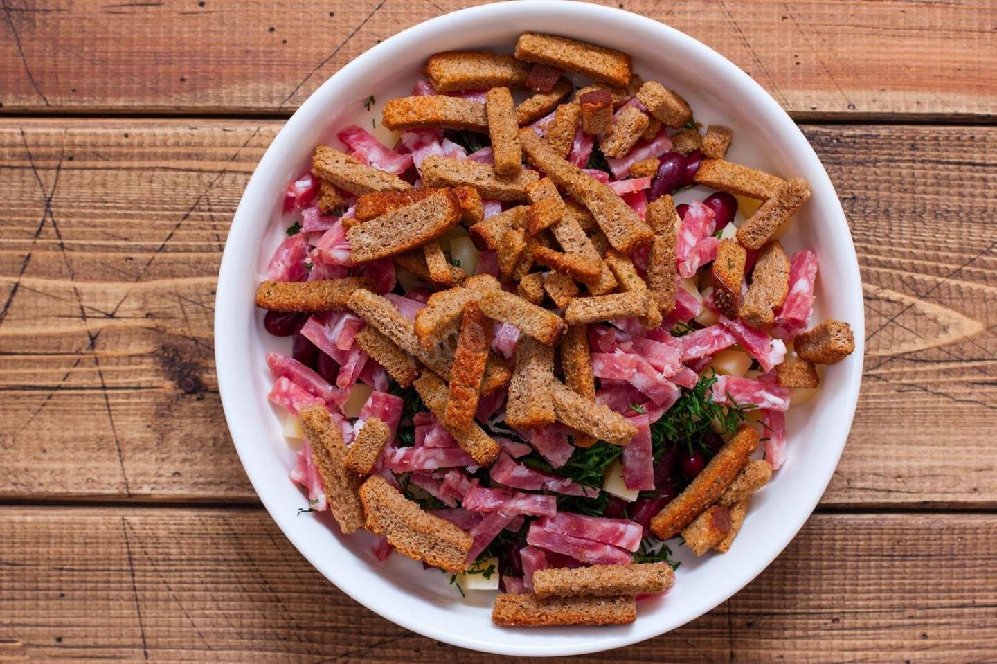 Популярные салаты с сухариками — 15 очень вкусных, простых и недорогих рецептов