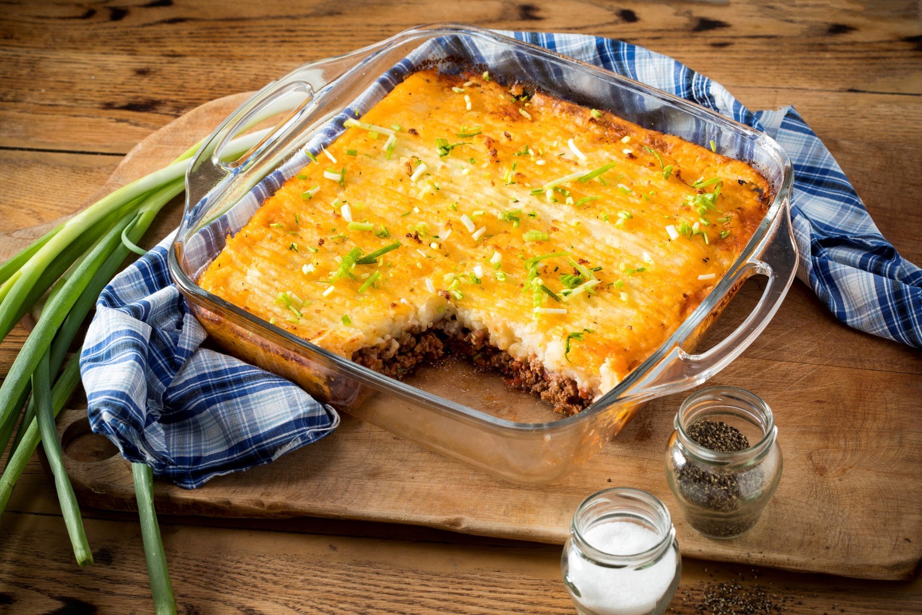 Пастуший пирог с курицей под сырно-арахисовой корочкой