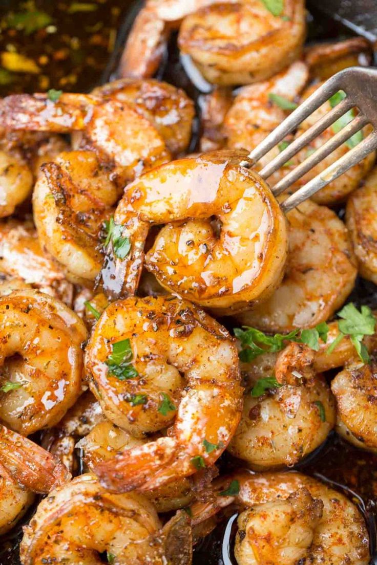 Учимся вкусно варить замороженные креветки с панцирем и без