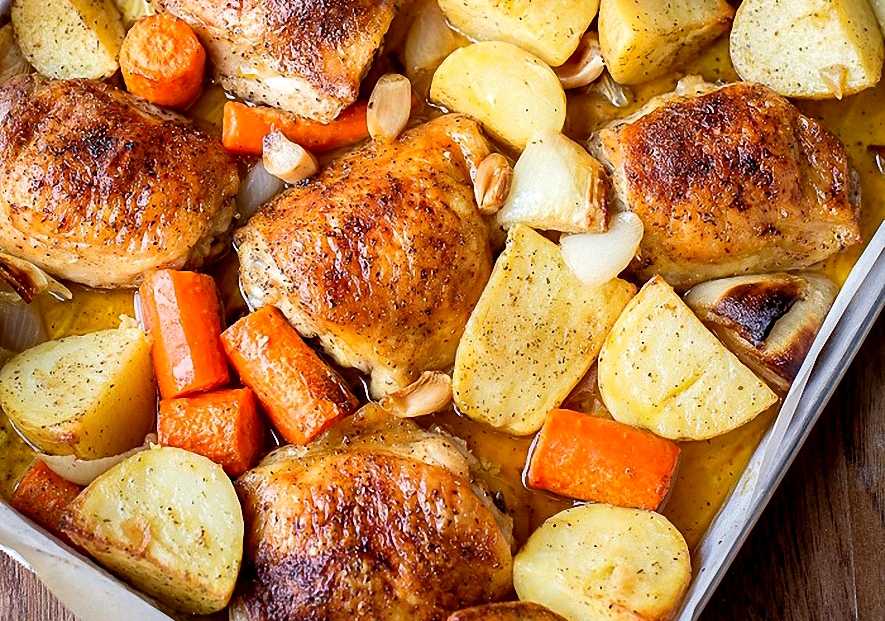 Куриные бедра, запеченные с картошкой в духовке – 6 самых вкусных рецептов с пошаговыми фото