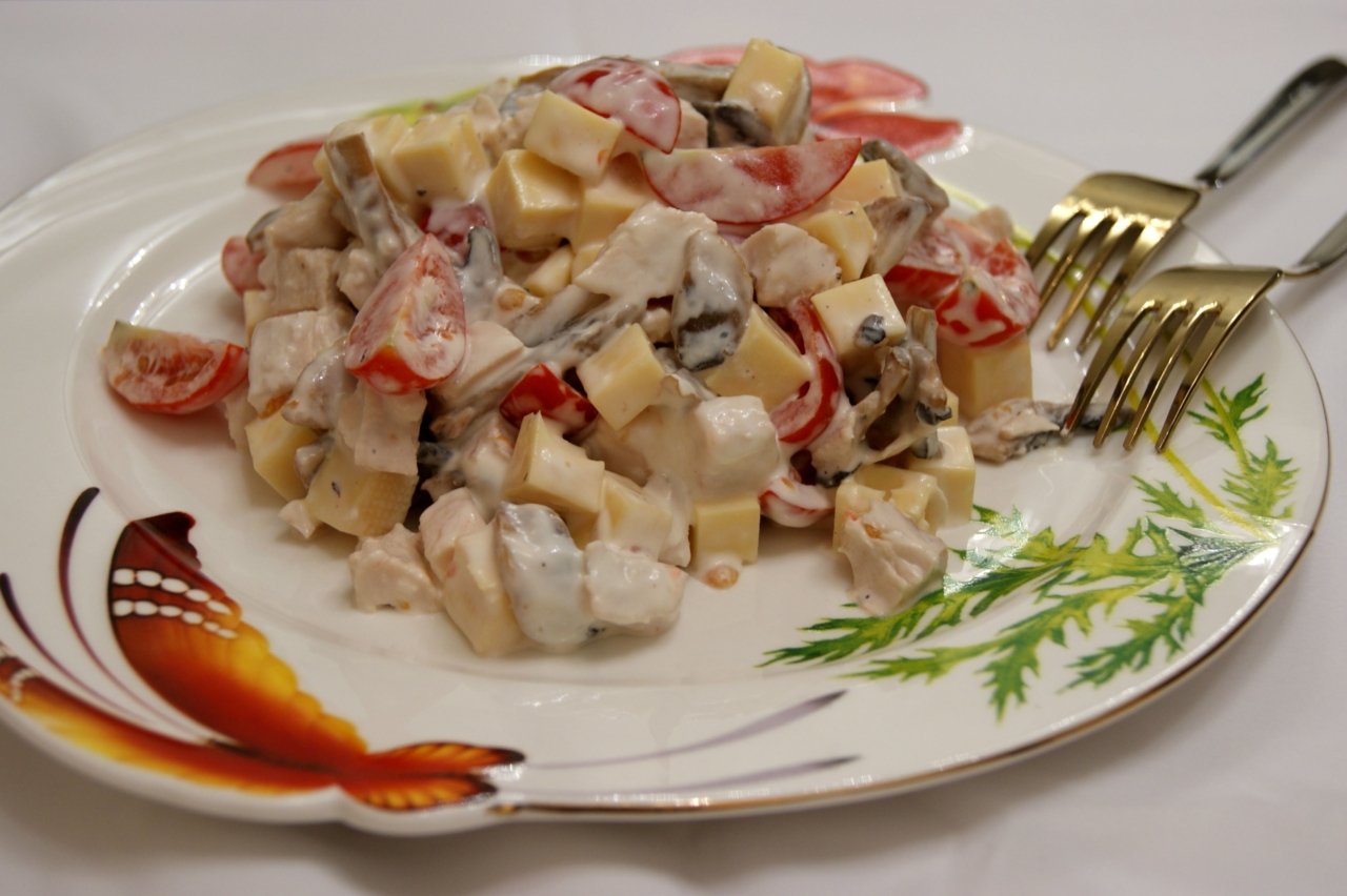 Салаты с копченой курицей и грибами: 17 лучших рецептов