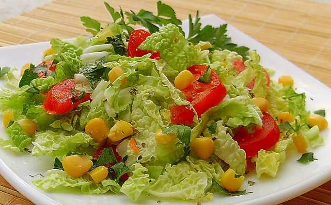 Рецепт приготовления очень вкусного весеннего салат с капустой и огурцами