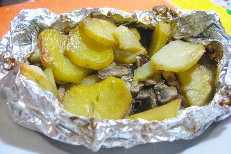 Ароматное мясо с картошкой в фольге запеченное в духовке станет идеальным блюдом не только в будни для обеда или ужина но и для праздничного стола Его можно