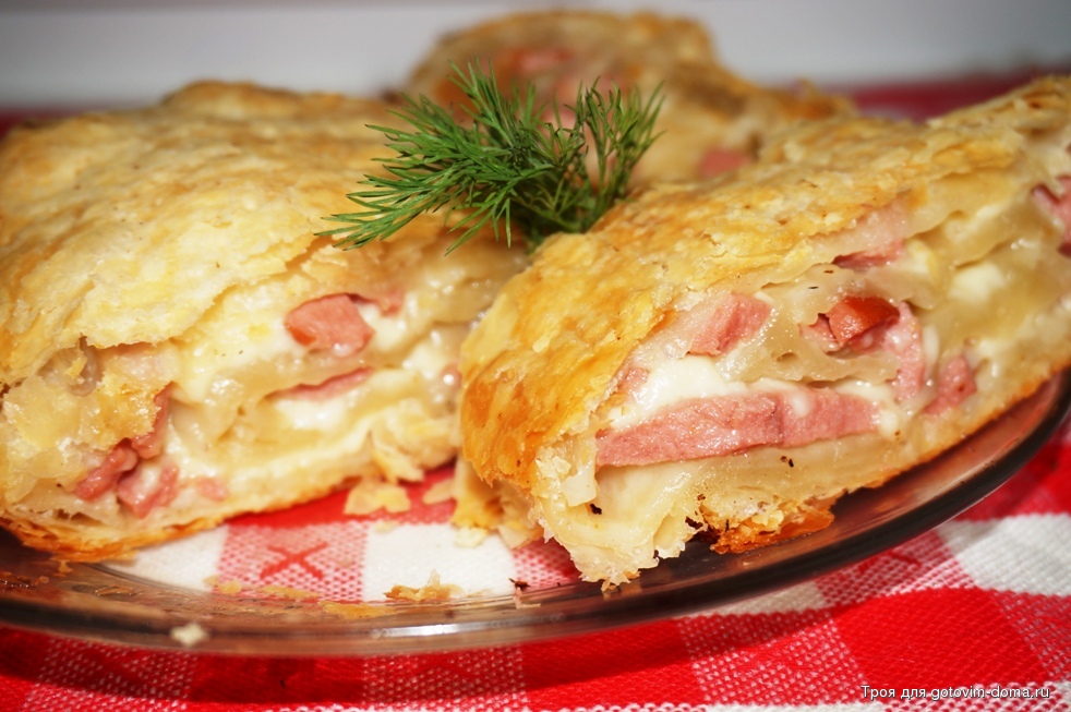 Рулетики из слоеного теста с сыром и колбасой - пошаговый фото рецепт приготовления - surj.ru
