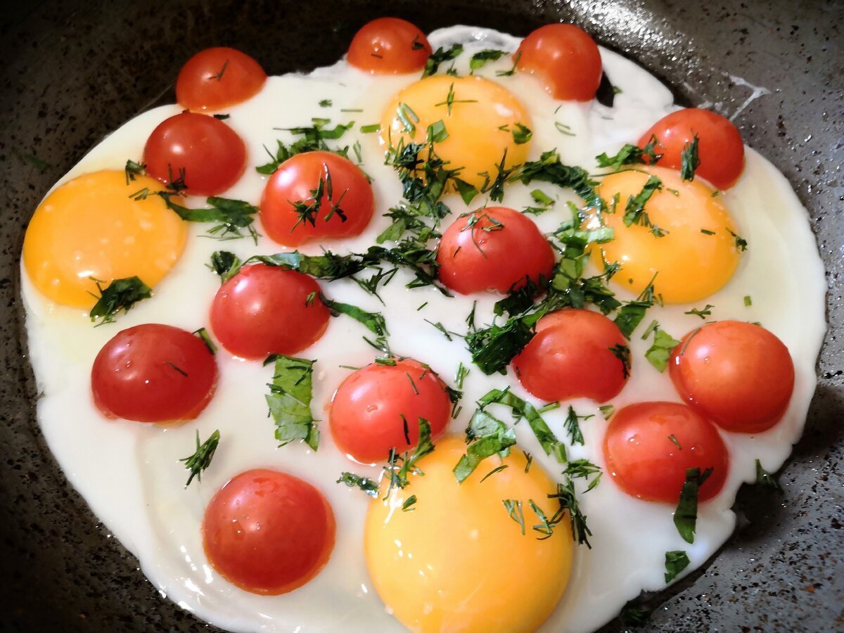 Яичница с помидорами и луком - рецепт завтрака из яиц быстро и вкусно