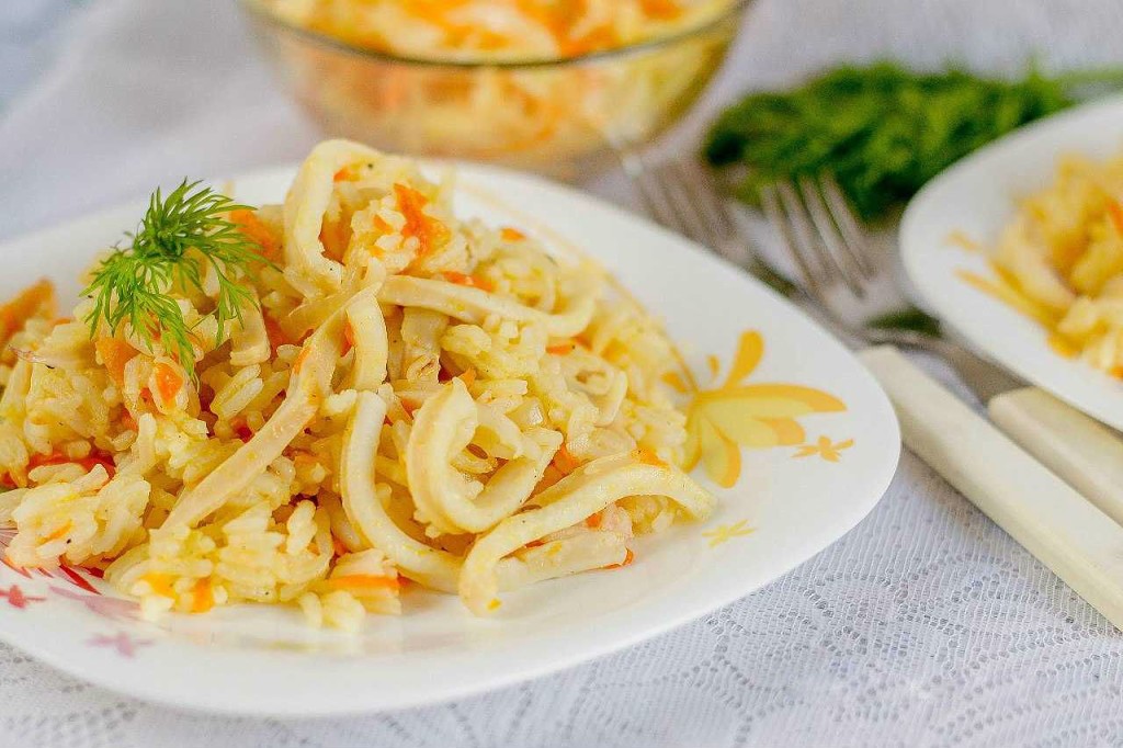Кальмары с рисом и овощами - рецепт с фото