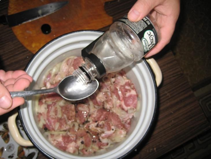 Как замариновать шашлык из свинины чтобы мясо было сочным. классический рецепт с уксусом и луком