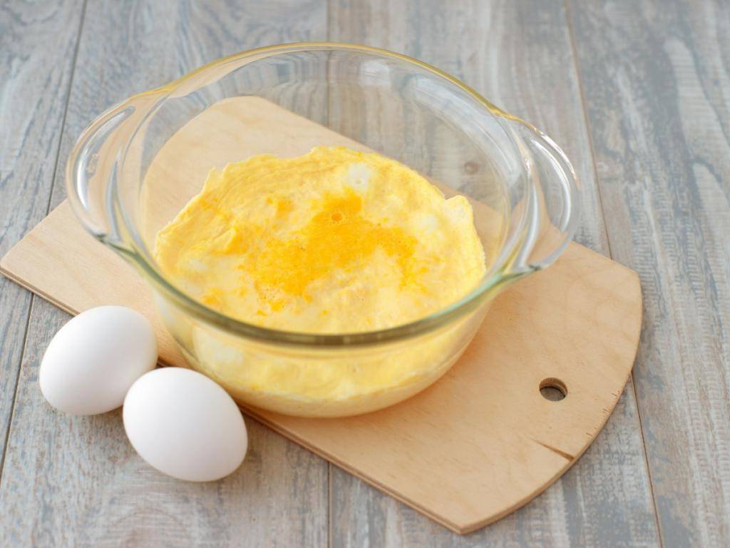 Готовим 12 необычных и вкусных яичниц знакомый завтрак с новым акцентом. необычные рецепты яичницы со всего света