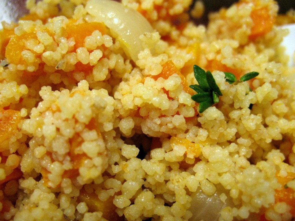 Куриные котлеты с кускусом, запечённые в овощном соусе | totrecept.com