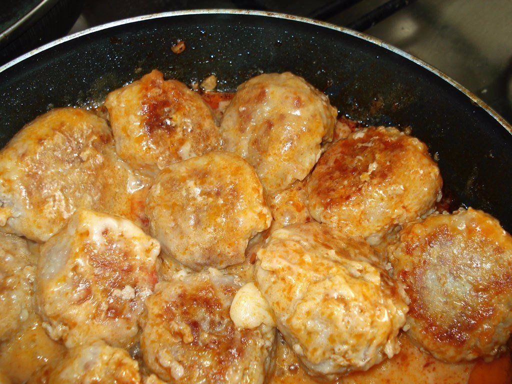 Ёжики из фарша с рисом и подливкой