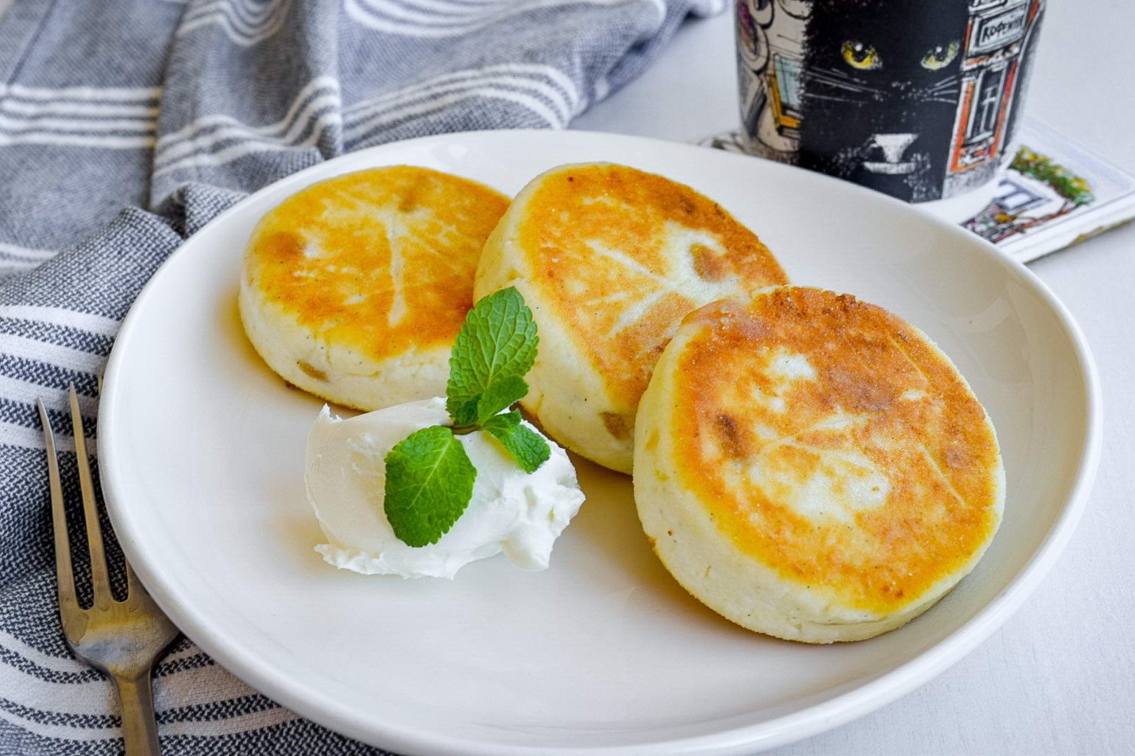 Сырники из творога с манкой на сковороде — пышные и вкусные