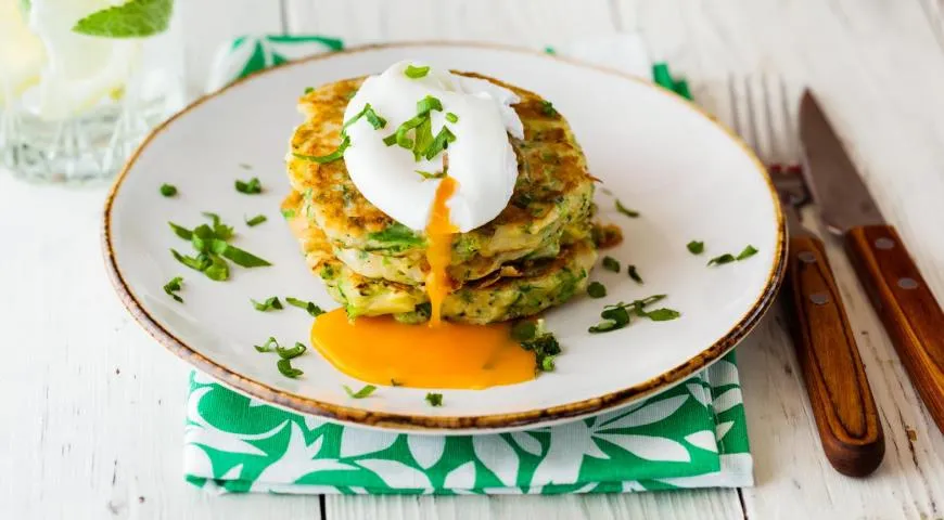 Свекольно-картофельные драники с розовои трескои и яйцом пашот как у мамы — очень вкусно по-домашнему