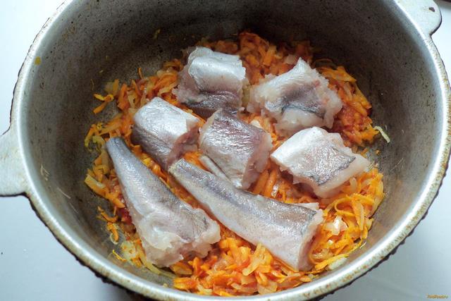 Тушеный хек с овощами в сметанном соусе