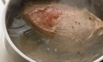 Ароматная и вкусная отварная говядина идеальное мясное блюдо как для завтрака так и для обеда или ужина Ее легко приготовить но не всегда мясо получается нежным