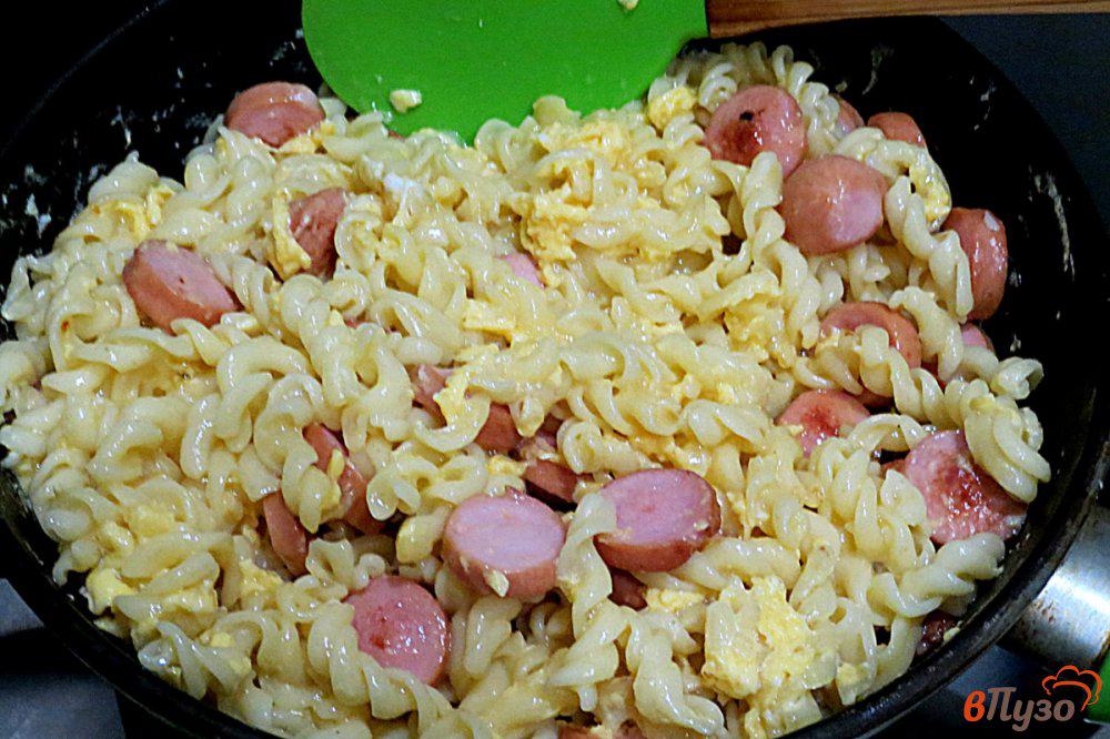 Макароны с яйцом и сыром на сковороде - рецепт с фото