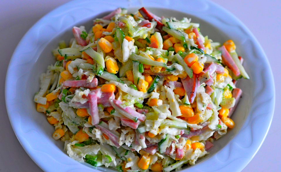 Салаты с огурцами и кукурузой