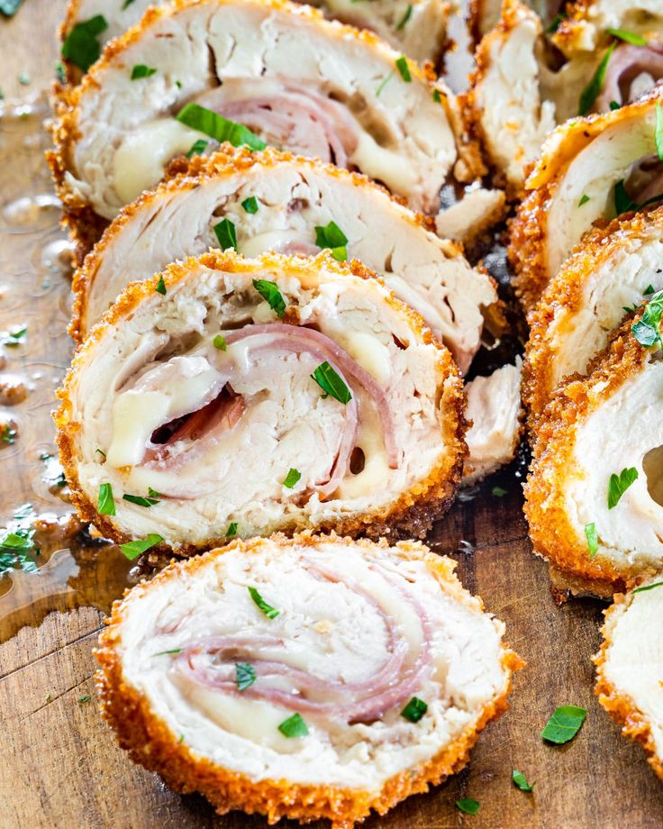 Сочные куриные рулеты «кордон блю» с соусом бешамель
