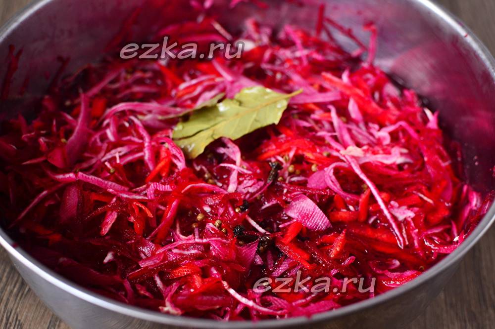 Салаты из сырой свеклы. простые и очень вкусные рецепты на каждый день.
