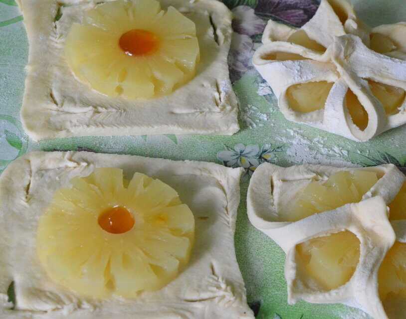 Дрожжевое слоеное тесто с ананасом кусочками. кольца ананасов в слоёном тесте