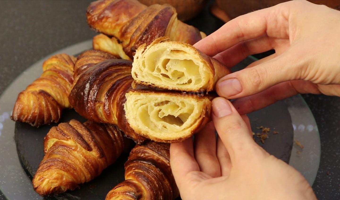 Круассаны из слоенного и дрожжевого теста в домашних условиях. пошаговый рецепт круассанов с шоколадом, сгущенкой, клубникой, сливками, вареньем, нутеллой. королевский, творожный и миндальный круассан