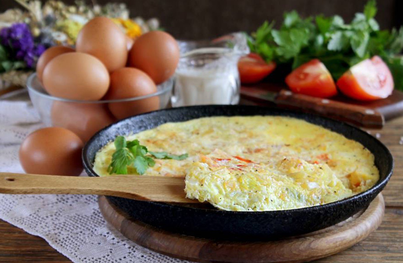 Рецепты вкусного и пышного омлета - 10 рецептов омлета на сковороде и в духовке