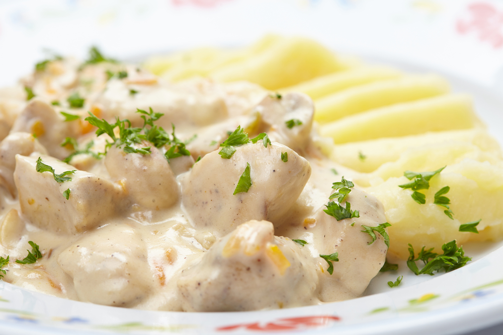 Курица в сливочном соусе на сковороде это вкусно быстро и просто Сочетание сливок чеснока и диетического куриного мяса по нраву многим получается блюдо