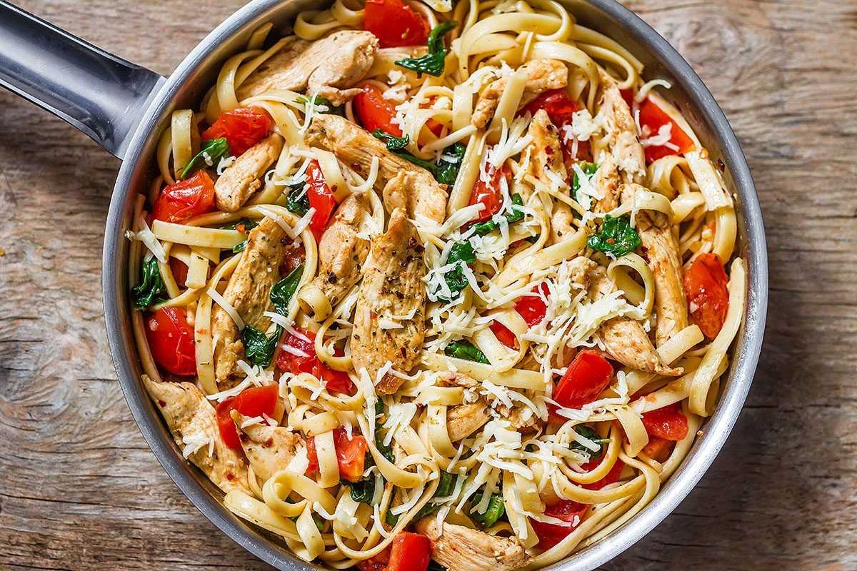 Паста с курицей и грибами под сыром в сливочном соусе