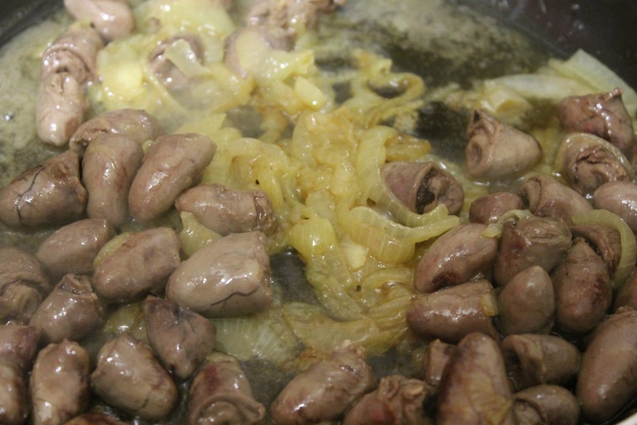Как вкусно пожарить куриные сердечки с луком?