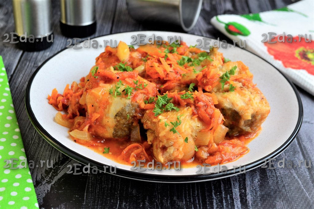 Рецепт жареного хека (в томатном соусе с морковью и луком)