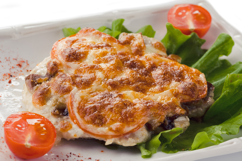 Свинина по царски праздничное блюдо с богатым вкусом Обычно такое угощение готовят к торжественному столу сморится оно очень презентабельно и аппетитно Но в