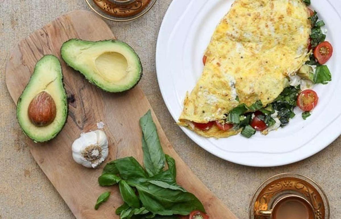 Рецепты вкусного и пышного омлета — 11 рецептов омлета на сковороде и в духовке