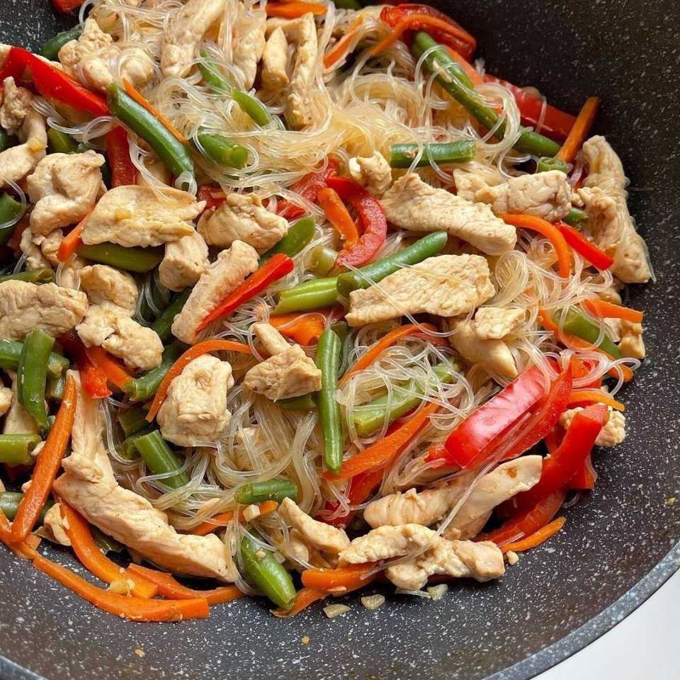 Вкуснейший рецепт приготовления фунчозы с шиитаке, овощами и соусом