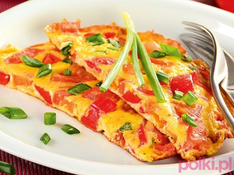 Омлет с помидорами, колбасой и зеленым луком - кушаем вкусно