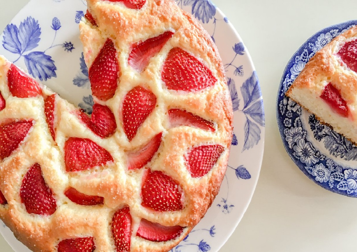 Пирог с творогом и клубникой – 7 рецептов