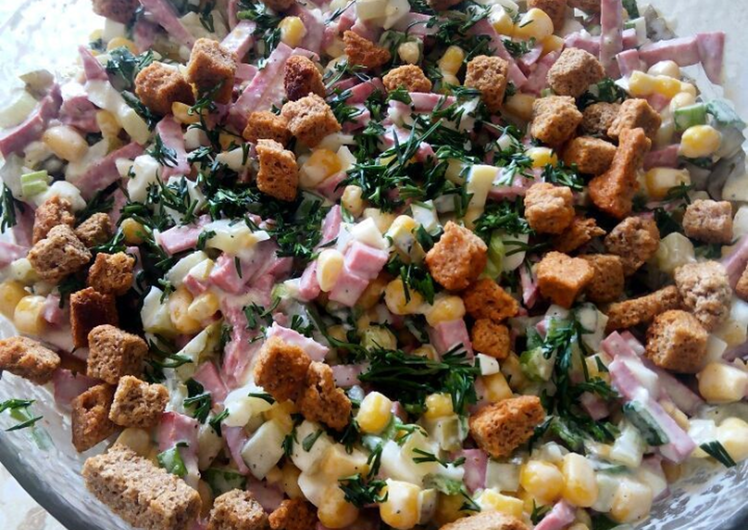Вкусный салат с фасолью и копчёной колбасой — 7 простых рецептов