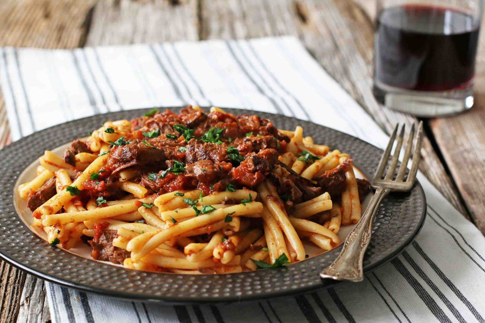 Мясо с макаронами в казане на костре