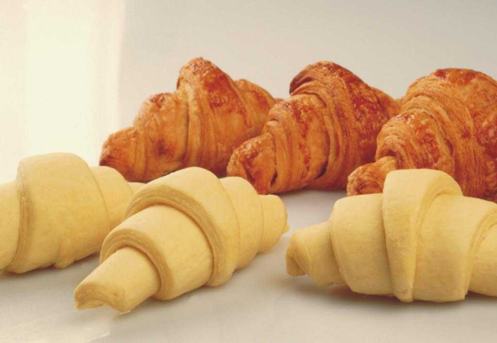 Как сделать круассаны из слоеного теста с начинкой в домашних условиях (13 рецептов)