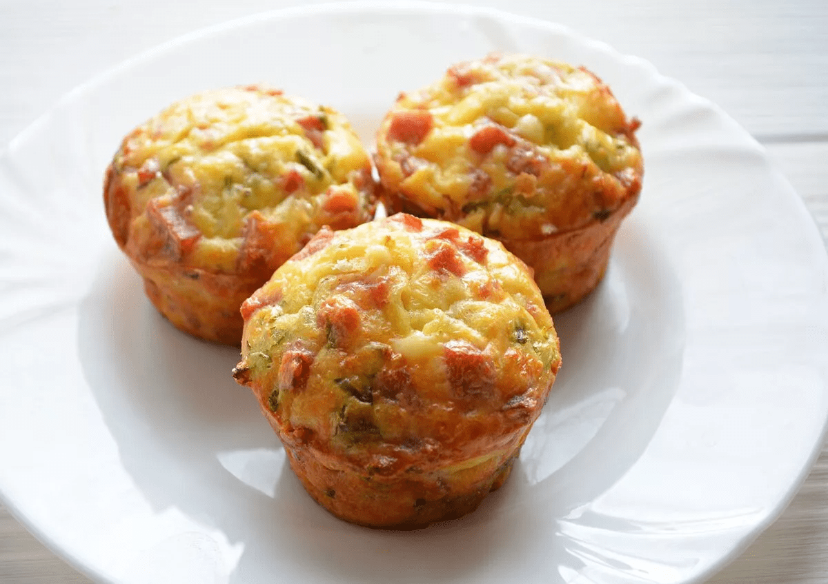 Невероятно вкусная закуска на любой случай Маффины с сыром и колбасой очень легко готовить ингредиенты для их приготовления всегда найдутся в холодильнике Выпечка