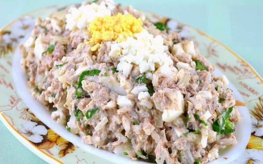 Салаты с рыбными консервами - 20 рецептов быстро, просто и вкусно