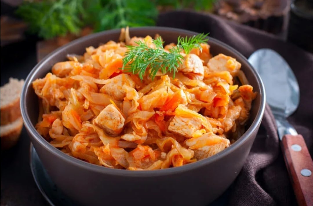 Тушеная капуста на сковороде, 10 очень вкусных рецептов