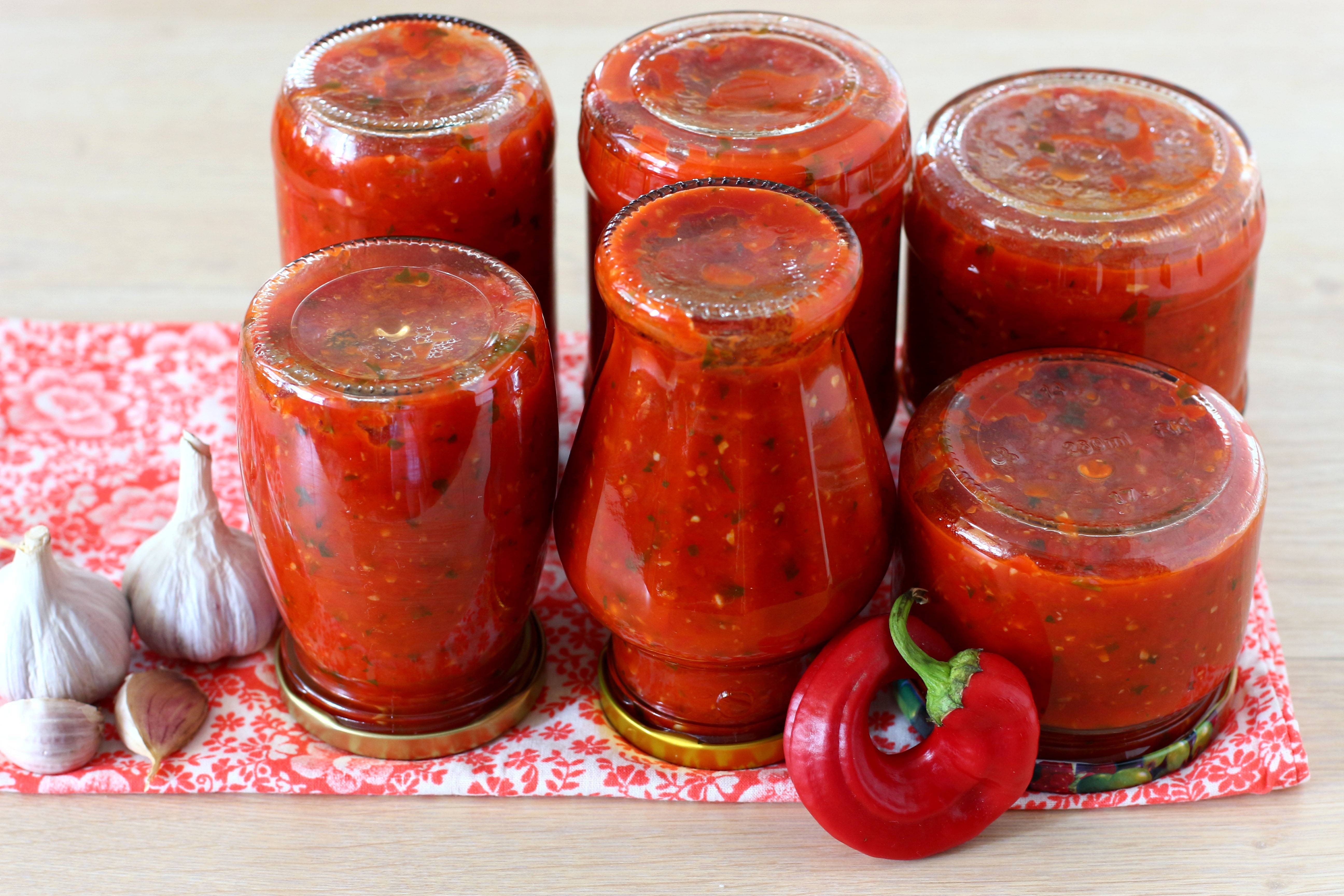 Аджика из помидор и чеснока – рецепты самой вкусной аджики в домашних условиях