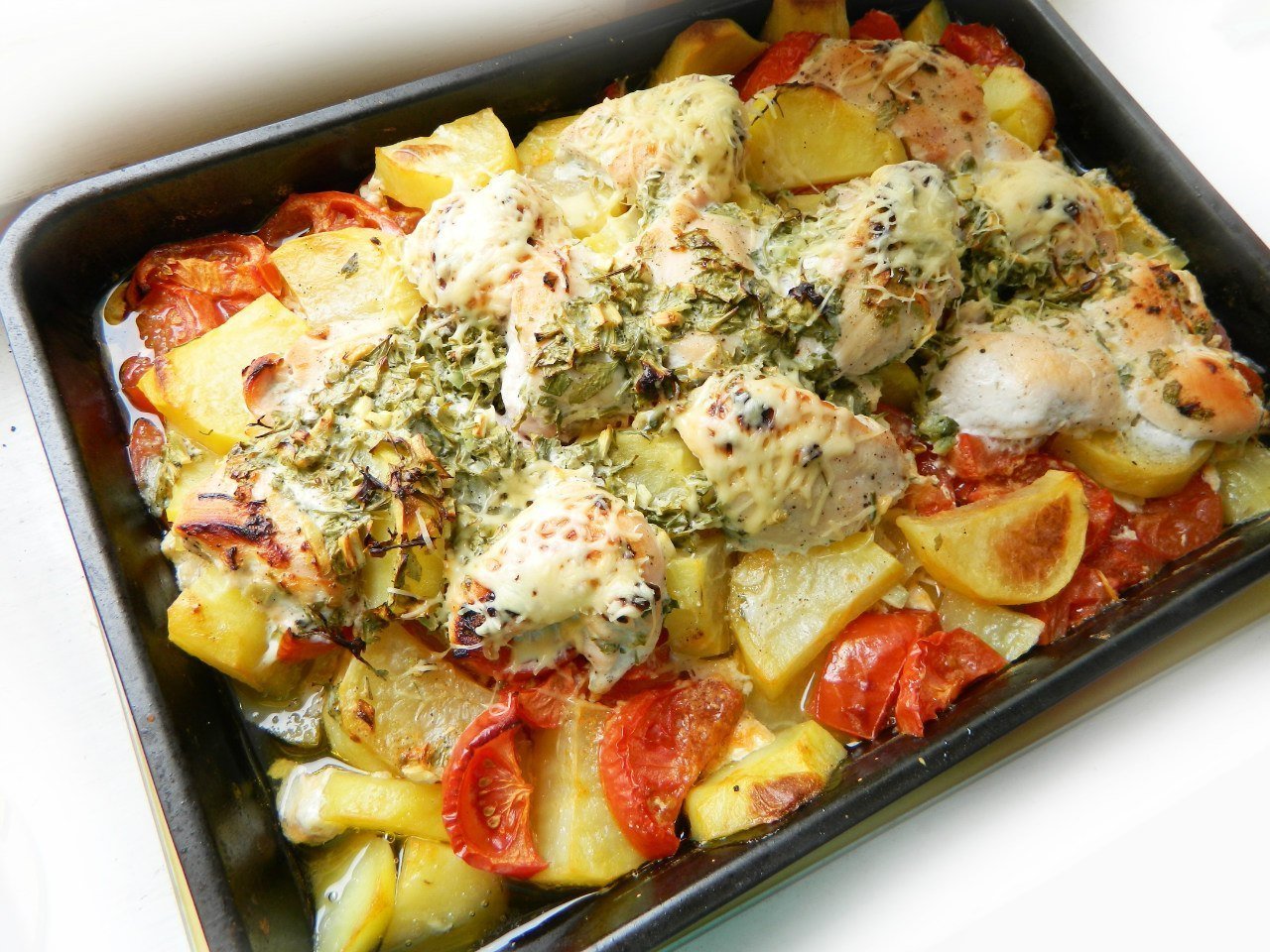 Картошка в духовке с курицей и грибами: 5 вкусных рецептов