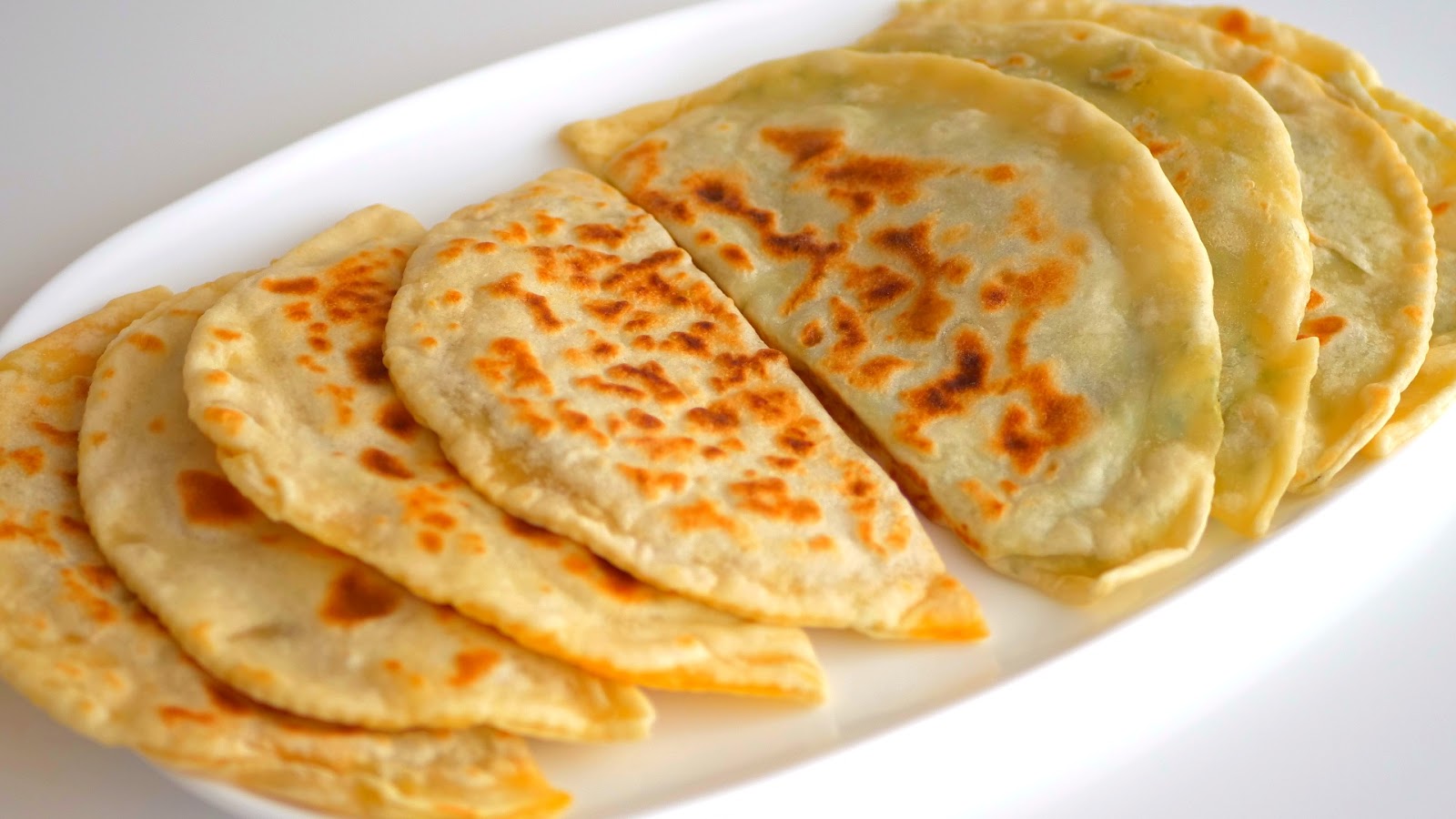 Как приготовить вкусные лепешки в домашних условиях Рецепты лепешек с сыром и зеленью мясом и творогом Готовим лепешки на кефире и на воде